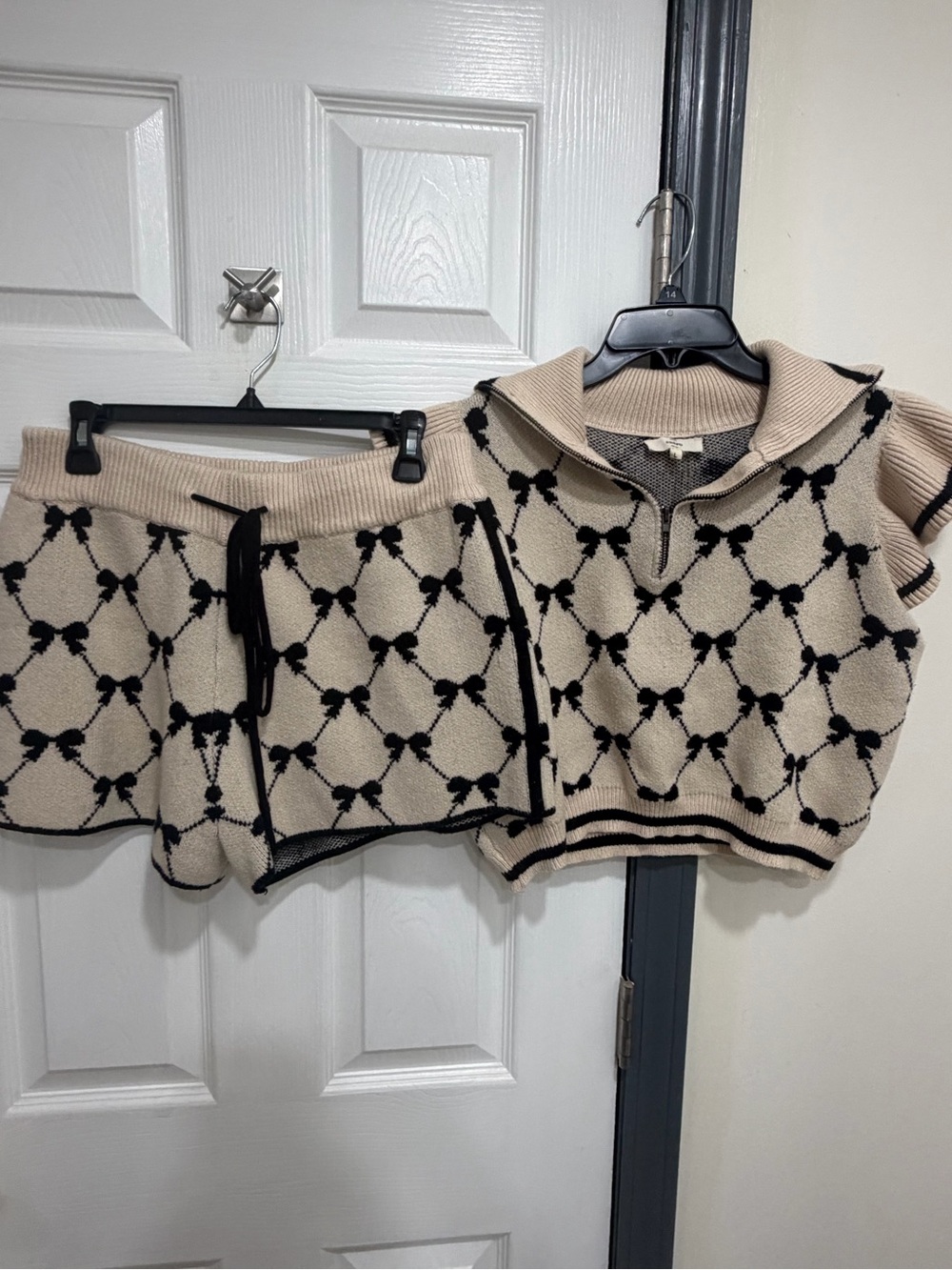 entro Beige & Black Bow Knit Short Set